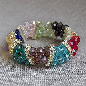 Браслет жіночий на руку на гумці з різнобарвними намистинами зі сріблястими елементами та білими кристалами