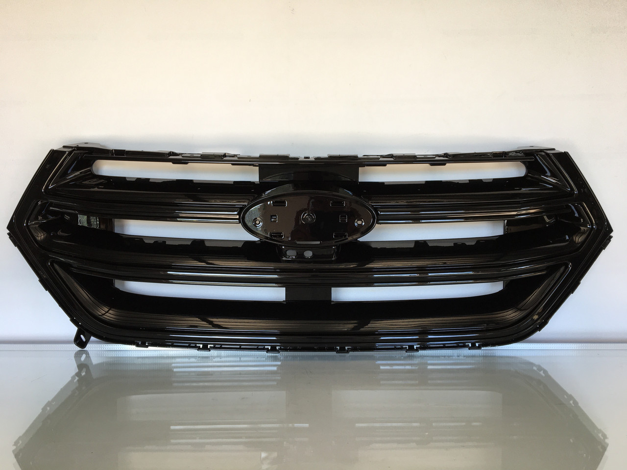 Решітка радіатора центральна Ford Edge 2015-2018 чорна під камеру FT4Z8200BA