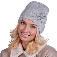 Демисезонная женская шапка вязаная из полушерсти с бусинами серая