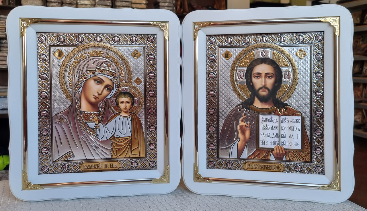 Ікони вінчальні Спаситель, П.Б.Казанська, в білому фігурному кіоті, розмір кіота 30×26, розмір сюжету 20×24.