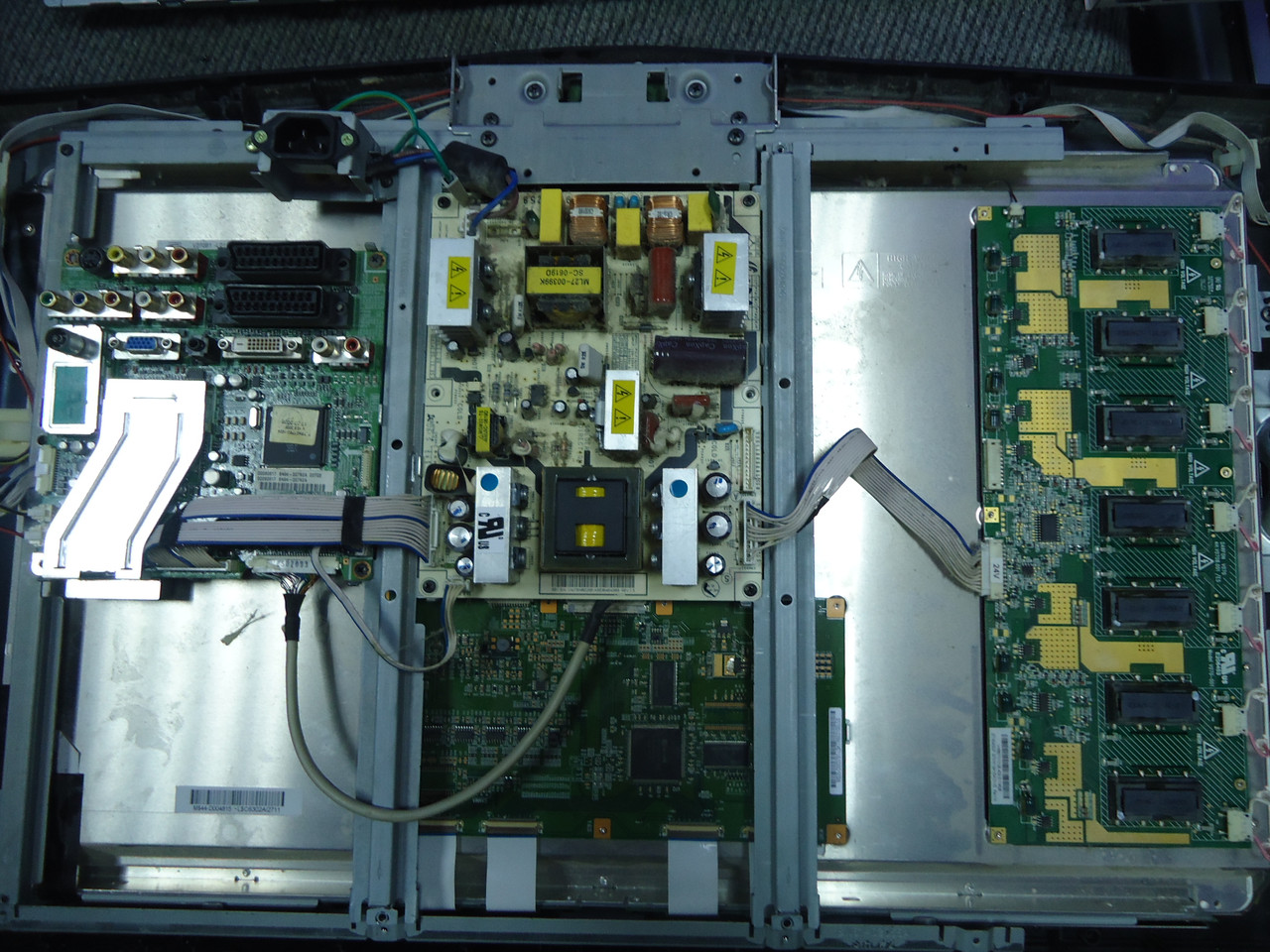 Телевізор 27" Samsung LE27T51B на запчастинах ( Блок живлення BN96-0258 3A, BN41-00636C, T-CON V270B1-L01-C)
