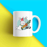 Белая кружка (чашка) с новогодним принтом "Кролик с морковкой в новогодней шапке. 2023"