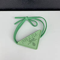 Брендовая резинка для волос Прада Prada зеленая с треугольником логотипом