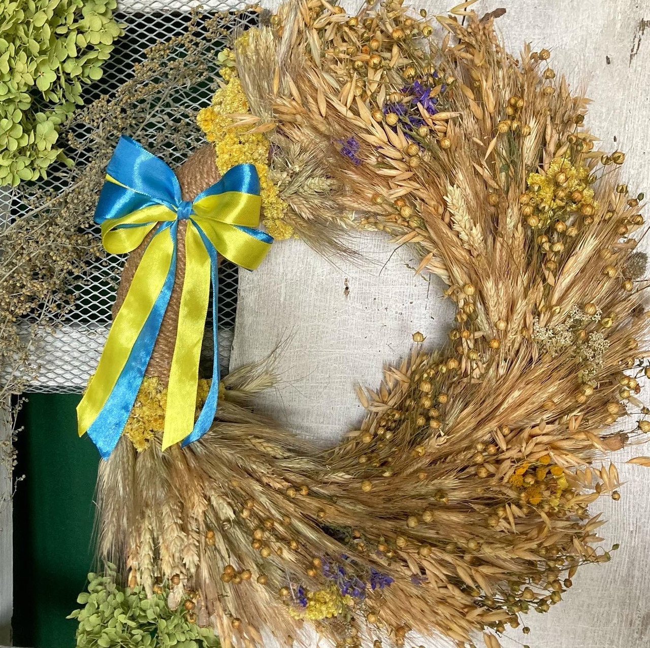 Інтер'єрний віночок із колосків та сухоцвітів, з синьо-жовтим бантом 35см