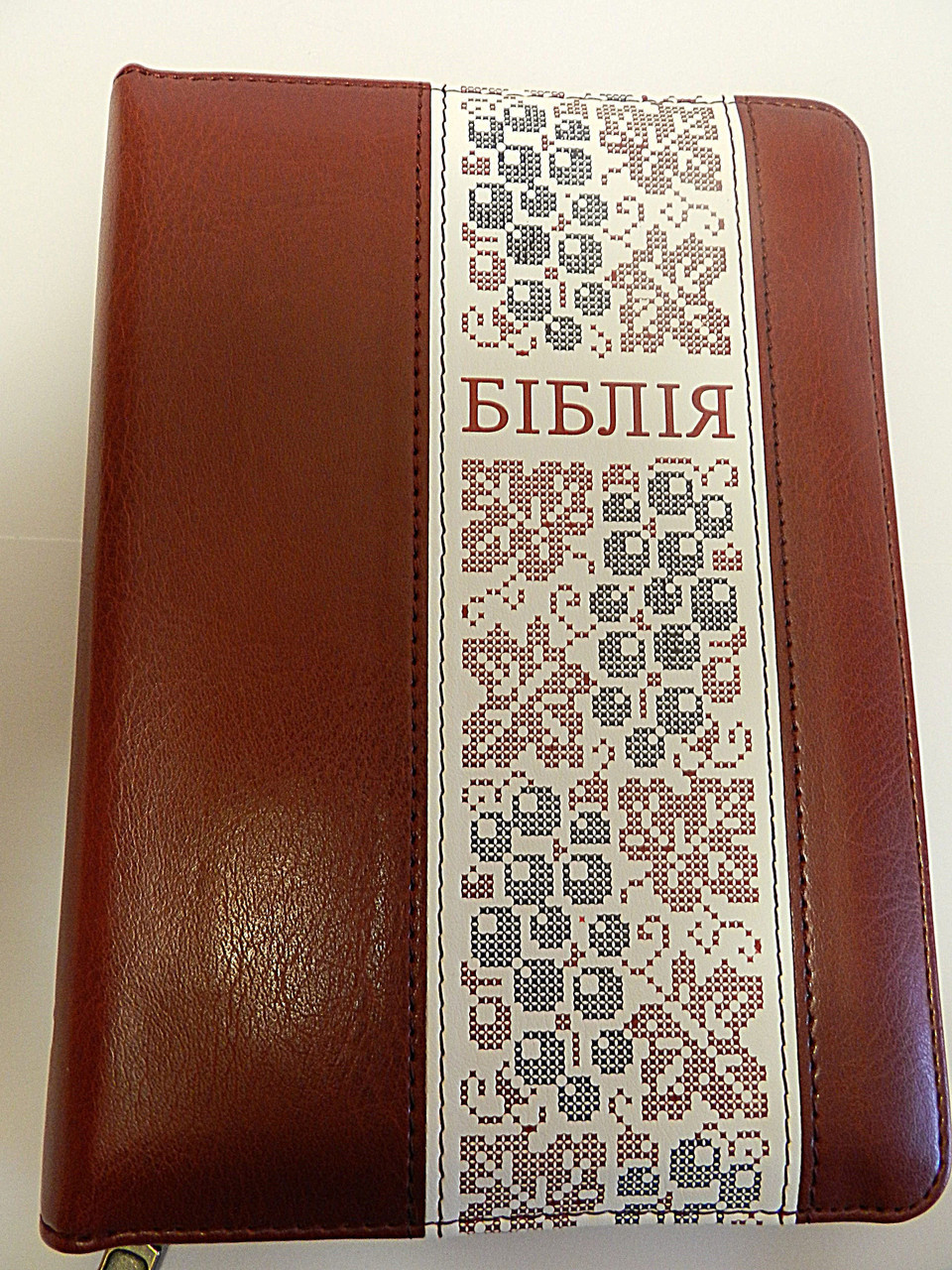Біблія, 13х18 см, коричнева з вставкою "вишивка", з замком, з індексами