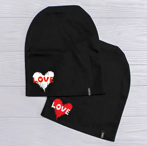 Жіноча шапка з принтом LOVE