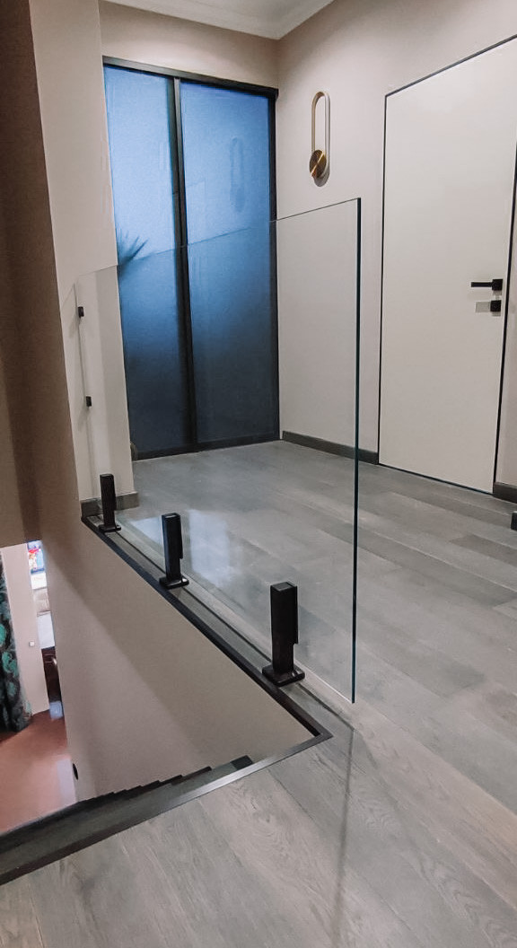 Ограждение стеклянное, перила, поручни для лестниц на стойках GUSTAVO стекло 10 мм прозрачное - фото 4 - id-p1627705174