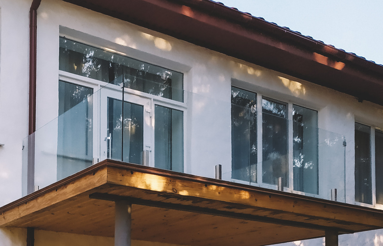 Ограждение стеклянное для балкона, атриума, террасы на стойках GUSTAVO стекло 6.6.1 триплекс прозрачное - фото 5 - id-p1627705180