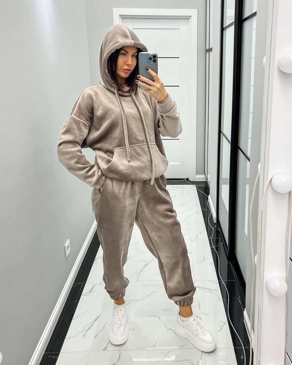 Теплий жіночий велюровий спортивний костюм на хутрі бежевий, фото 1