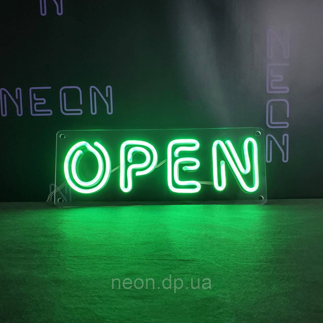 Неонова вивіска "OPEN"