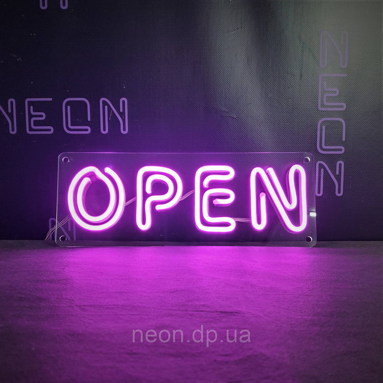 Неонова вивіска "OPEN"