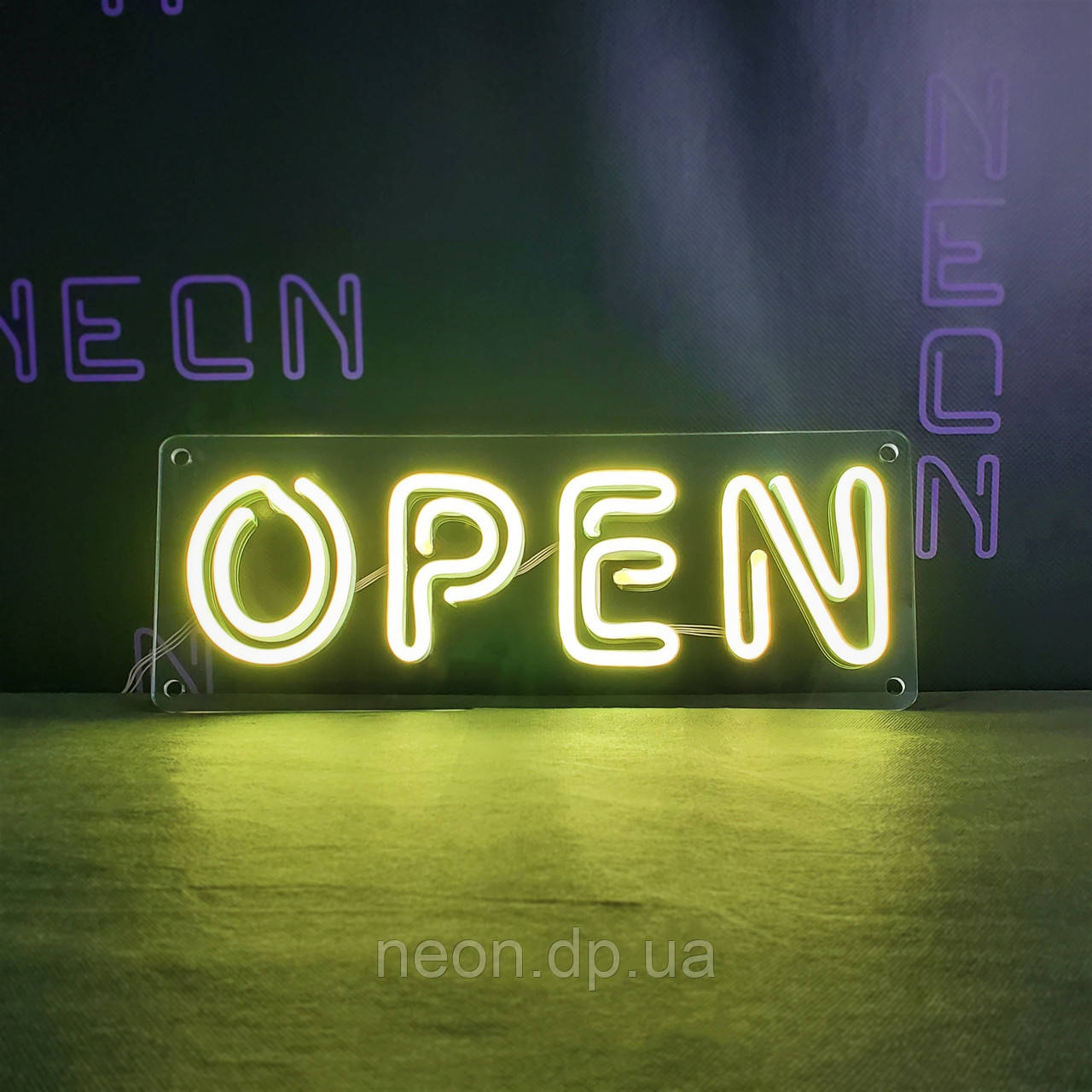 Неонова вивіска "OPEN"