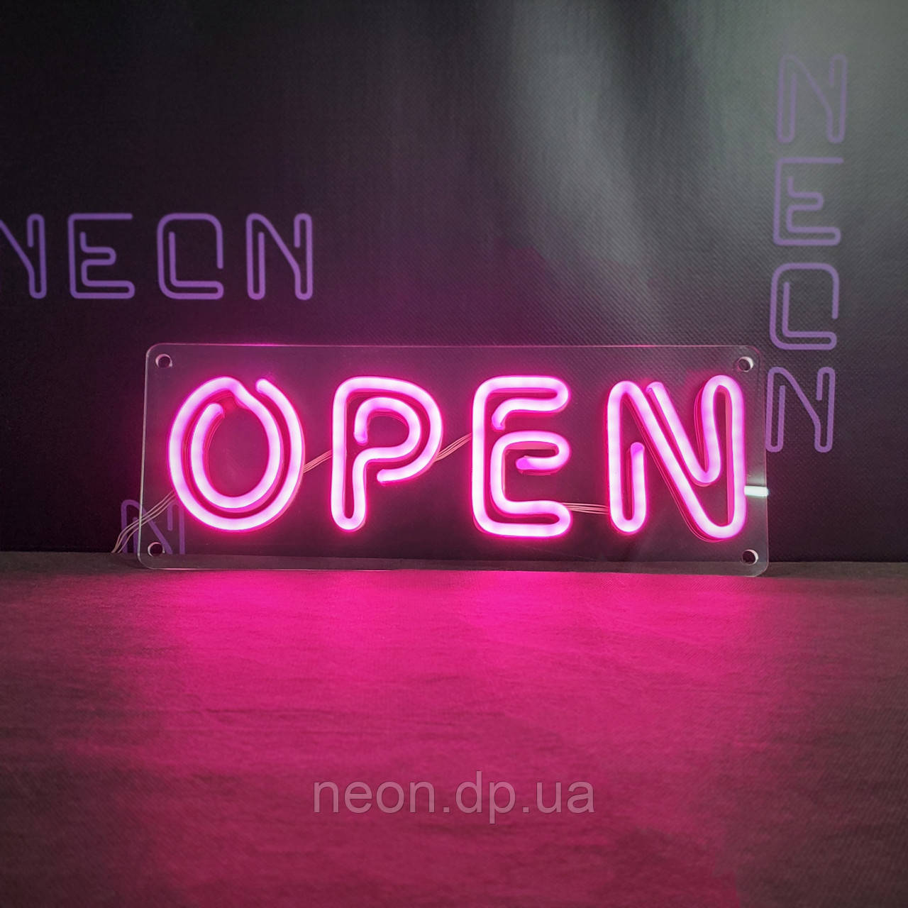 Неонова вивіска "OPEN"