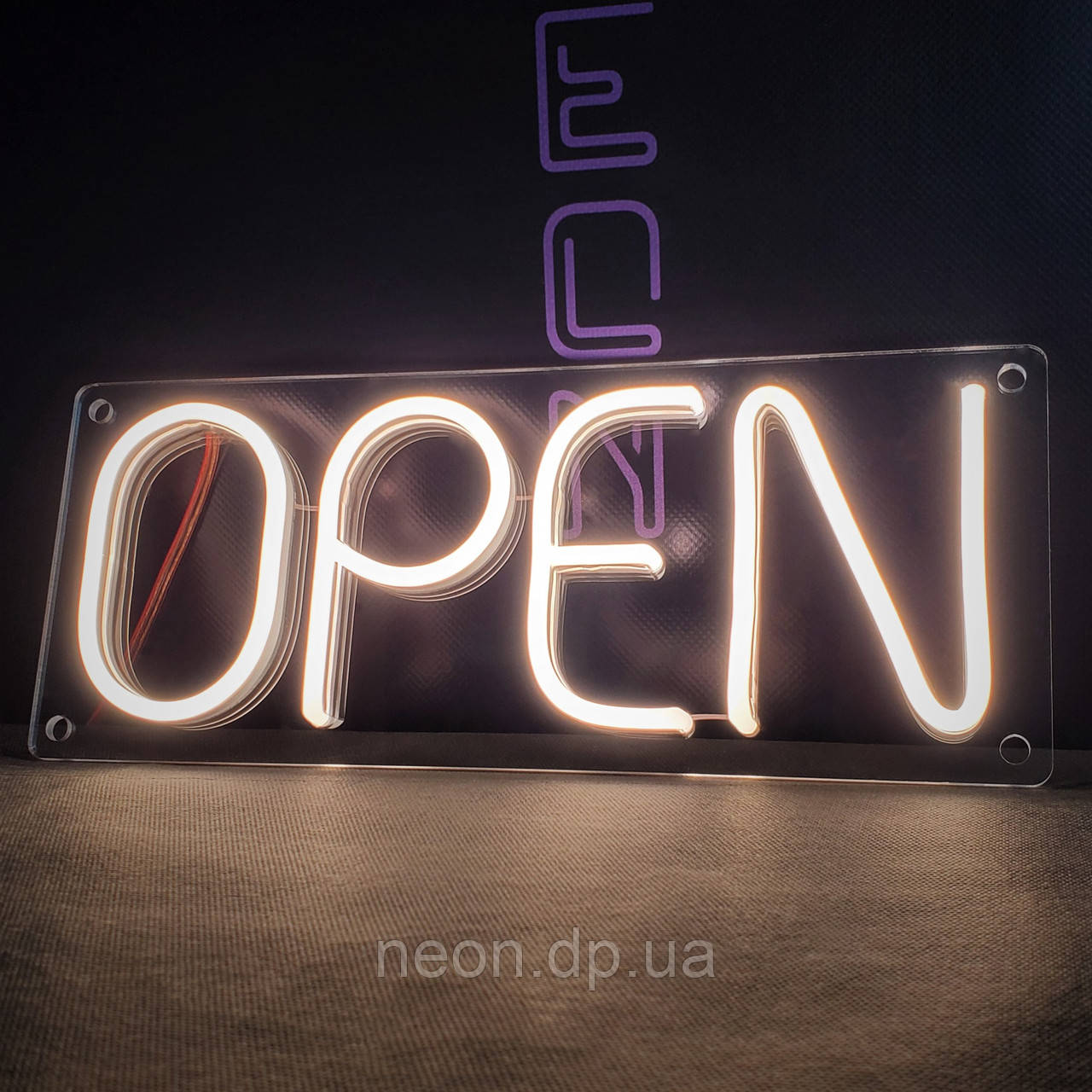 Неонова вивіска "Open"