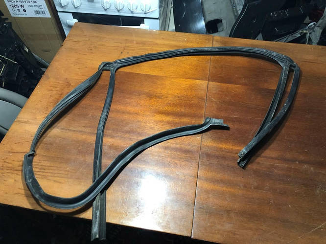 Купить Уплотнитель НАПРАВЛЯЮЩАЯ СТЕКЛА ЛЕВЫЙ ЗАДНИЙ 3B9839431 3B9839431 ...