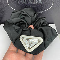 Гумка скранч для волосся Прада Prada з білої трикутної брошкою