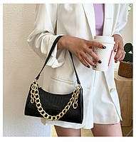 Модна чорна сумка із золотистим ланцюжком стильна жіноча сумочка