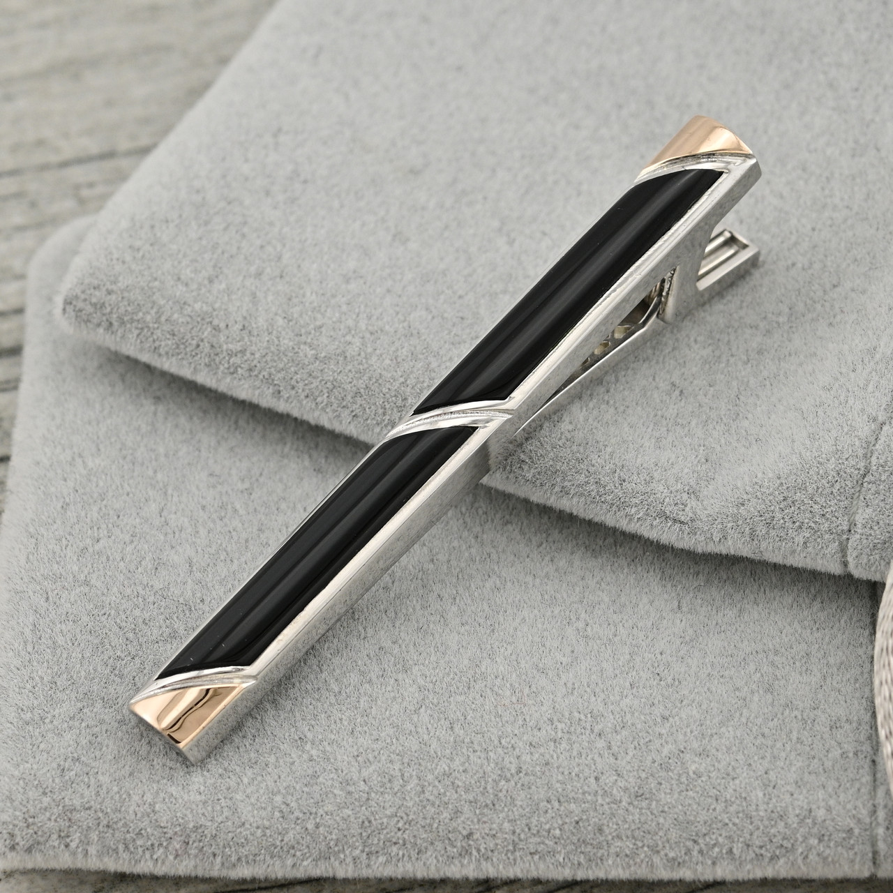 Срібний затискач для краватки з золотом Ю350затР розмір 60х6 мм вставка онікс вага 9.48 г