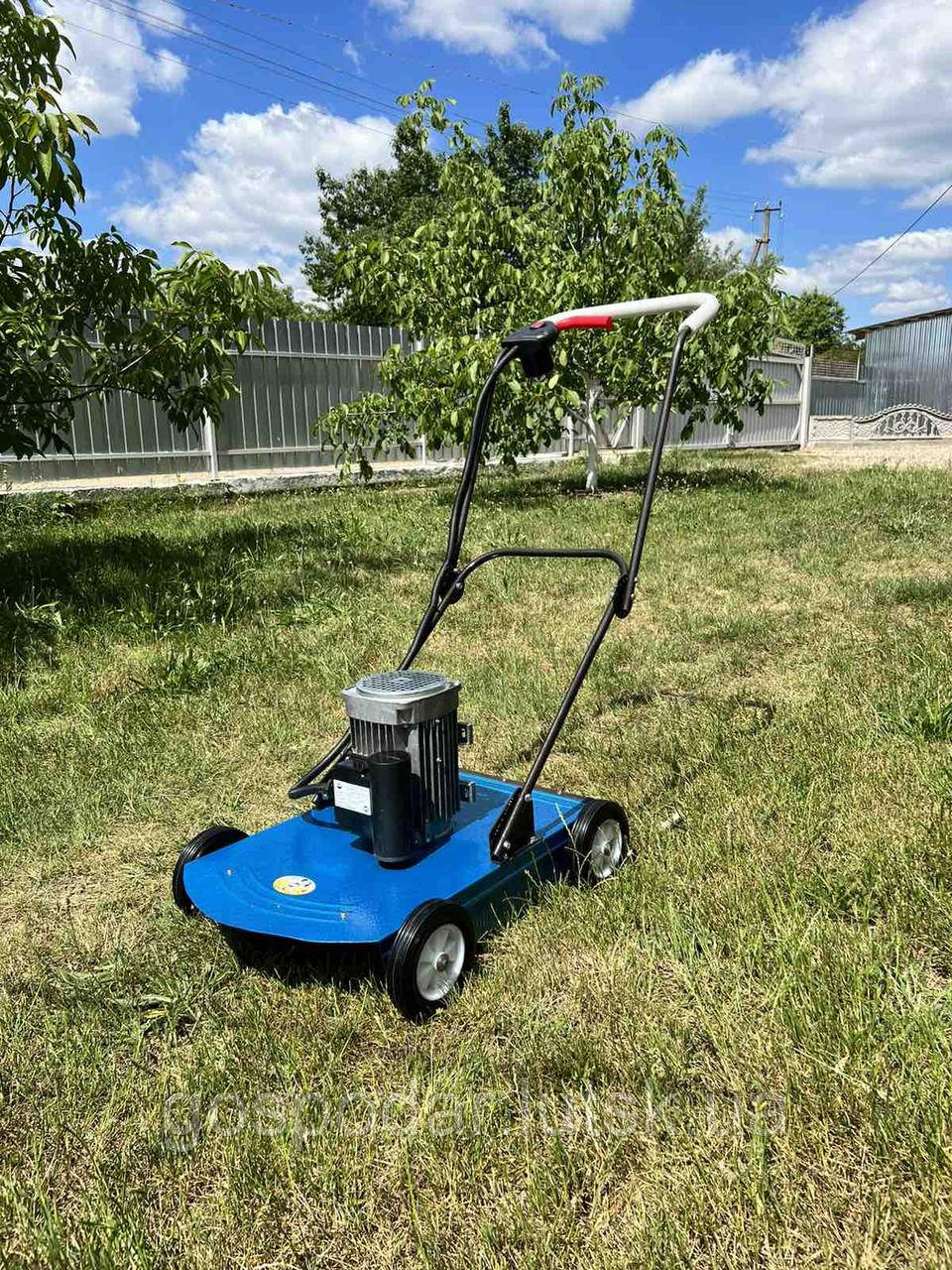 Професійна електрична газонокосарка у металевому корпусі потужністю 2.2 кВт для скошування трави та густої рослинності, фото 1