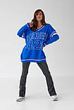 Подовжений жіночий пуловер оверсайз із написом — синій колір, L (є розміри), фото 3