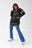 Подовжений жіночий пуловер оверсайз із написом — чорний колір, L (є розміри), фото 3