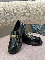 Женские черные кожаные туфли лоферы Dior Core с логотипом Диор на плоской тракторной подошве с золотой пряжкой