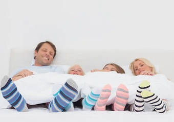 Спати в шкарпетках – шкідливо чи ні?