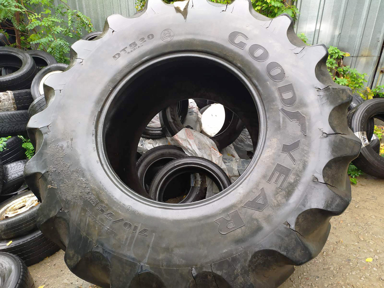 Уживані Шина GoodYear DT820 710/75R34 шина без камери. Шина - реквізит для фотосесій та зйомок кліпу