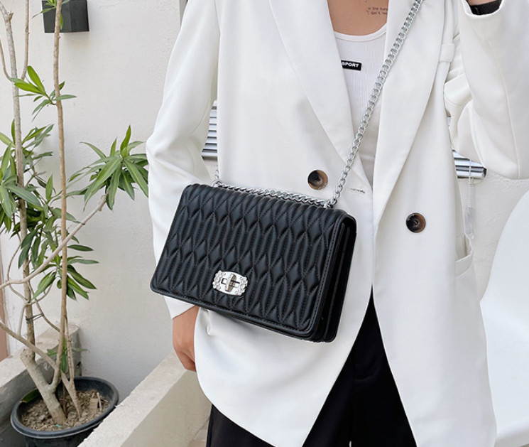 Жіноча сумка клатч стьобана фактура з ланцюжком на плече А-1858 Чорна, фото 1