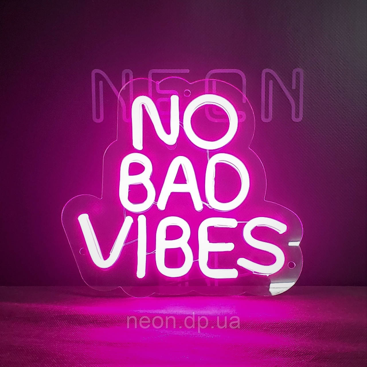 Неонова вивіска "No Bad Vibes"