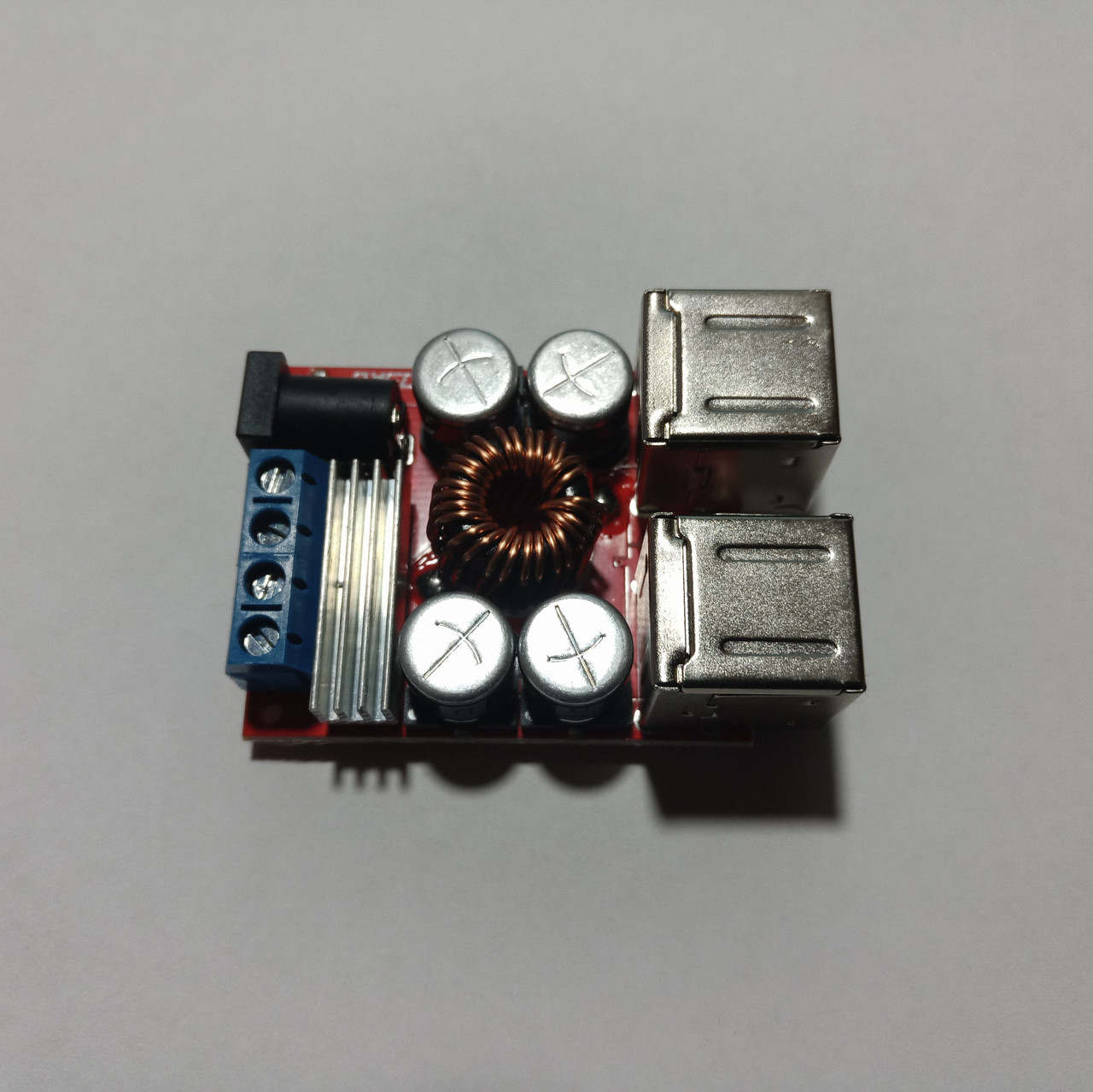 DC-DC знижувальний перетворювач, заряджання 12-24 V / 4 x USB 5 V 8 A