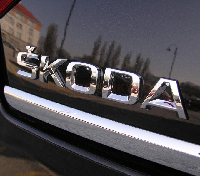 Шильдик емблема напис на багажник Skoda Octavia SuperB колір хром