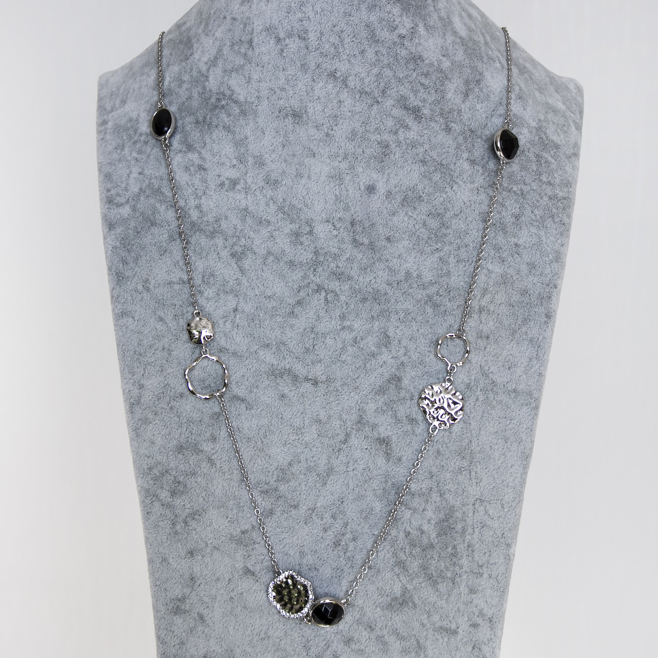 Кольє на металевому сріблястому ланцюжку з елементами та чорними камінчиками довжина 90 см застібка карабін