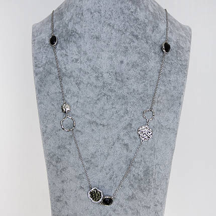 Кольє на металевому сріблястому ланцюжку з елементами та чорними камінчиками довжина 90 см застібка карабін, фото 1
