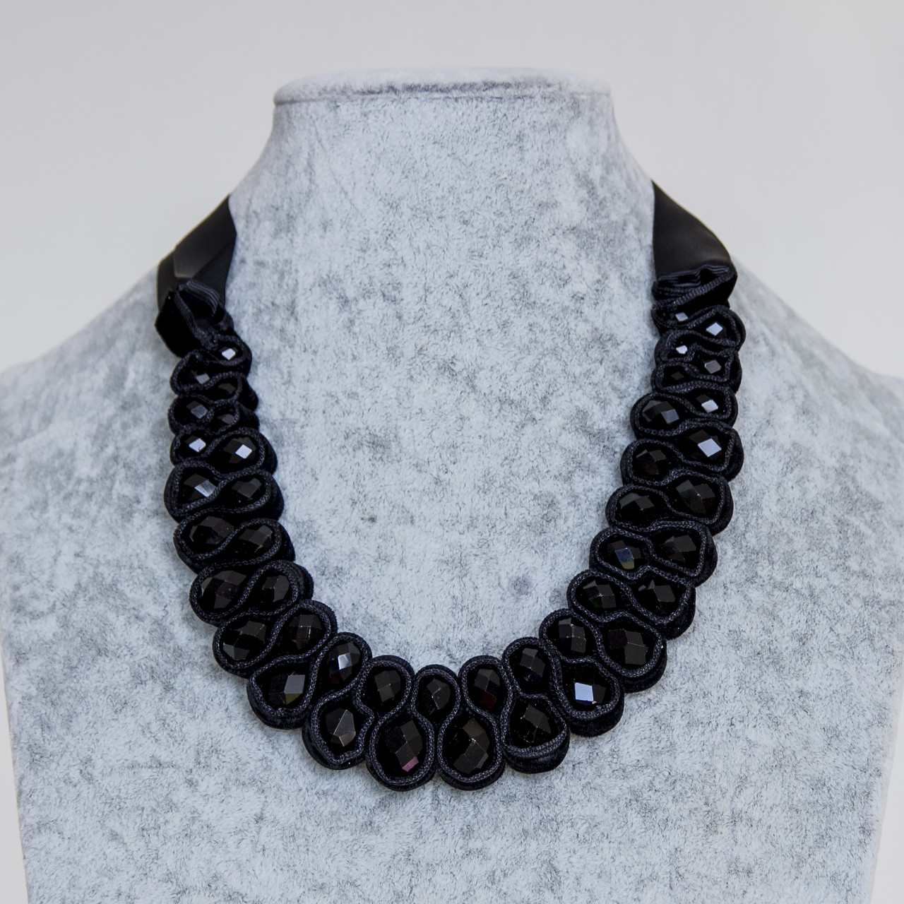 Кольє з тканини чорного кольору оксамитовий із чорними кристалами, що переливаються, довжина виробу 45 см