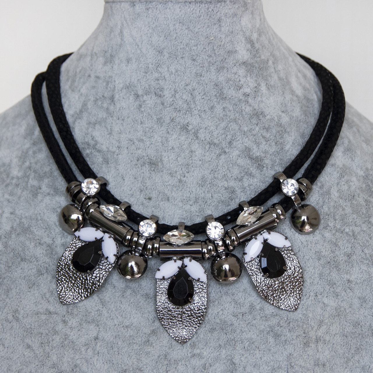 Кольє масивне багатошарове сріблястого кольору з пелюстками та великими кристалами довжина 50 см