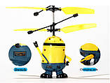 Літаюча іграшка Flying Minion (міньйон) на пульті радіоуправління, фото 3