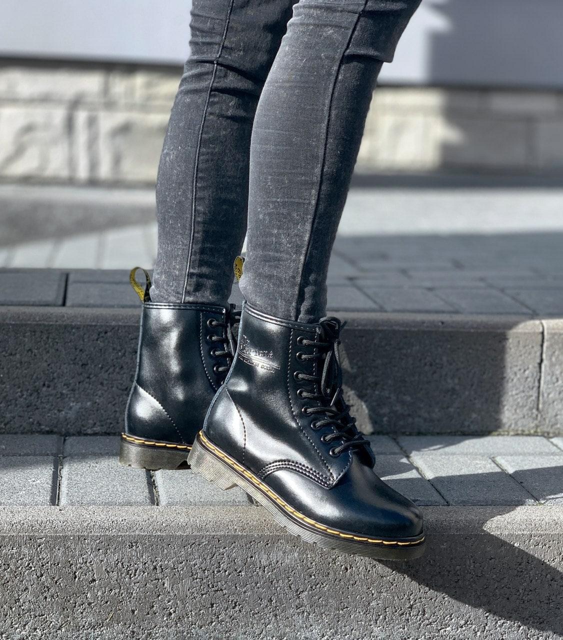 Женские ботинки Dr.Martens 1460 Black (чёрные) стильные весенне-осенние сапоги на шнуровке 6926 топ - фото 2 - id-p1697175196