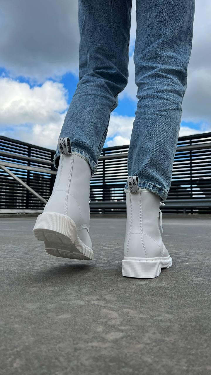 Женские зимние ботинки Dr. Martens 1460 White Fur Premium (белые) тёплые модные сапоги на низком ходу топ - фото 4 - id-p1697172657