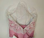 Шикарний сатиновий рожевий конверт на виписку з пологового будинку з бантом та широким мереживом для дівчинки, фото 2