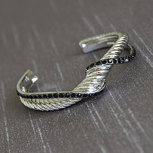 Браслет жіночий сріблястого кольору кручений із чорними кристалами незамнута ширина 15 мм