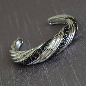 Браслет жіночий масивний сріблястого кольору кручений із чорними кристалами незамнута ширина 15 мм