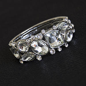 Браслет жіночий масивний сріблястого кольору з великими білими кристалами застібка шарнірна ширина 25 мм