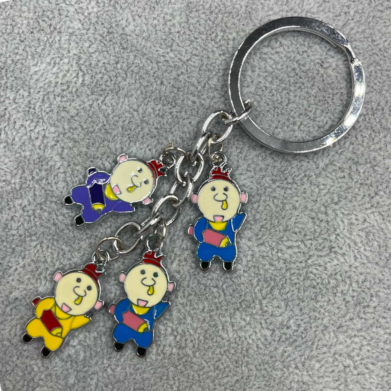 Брелок металевого сріблястого кольору різнобарвні гномики покритий кольоровою емаллю довжина 10,5 см - фото 1 - id-p1697834860