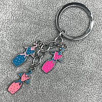 Брелок металевий сріблястого кольору різнобарвні три плаття покритий кольоровою емаллю довжина 10 см