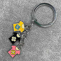 Брелок металевий сріблястого кольору різнобарвні футболочки зі стразами покритий кольоровою емаллю довжина 8,5 см