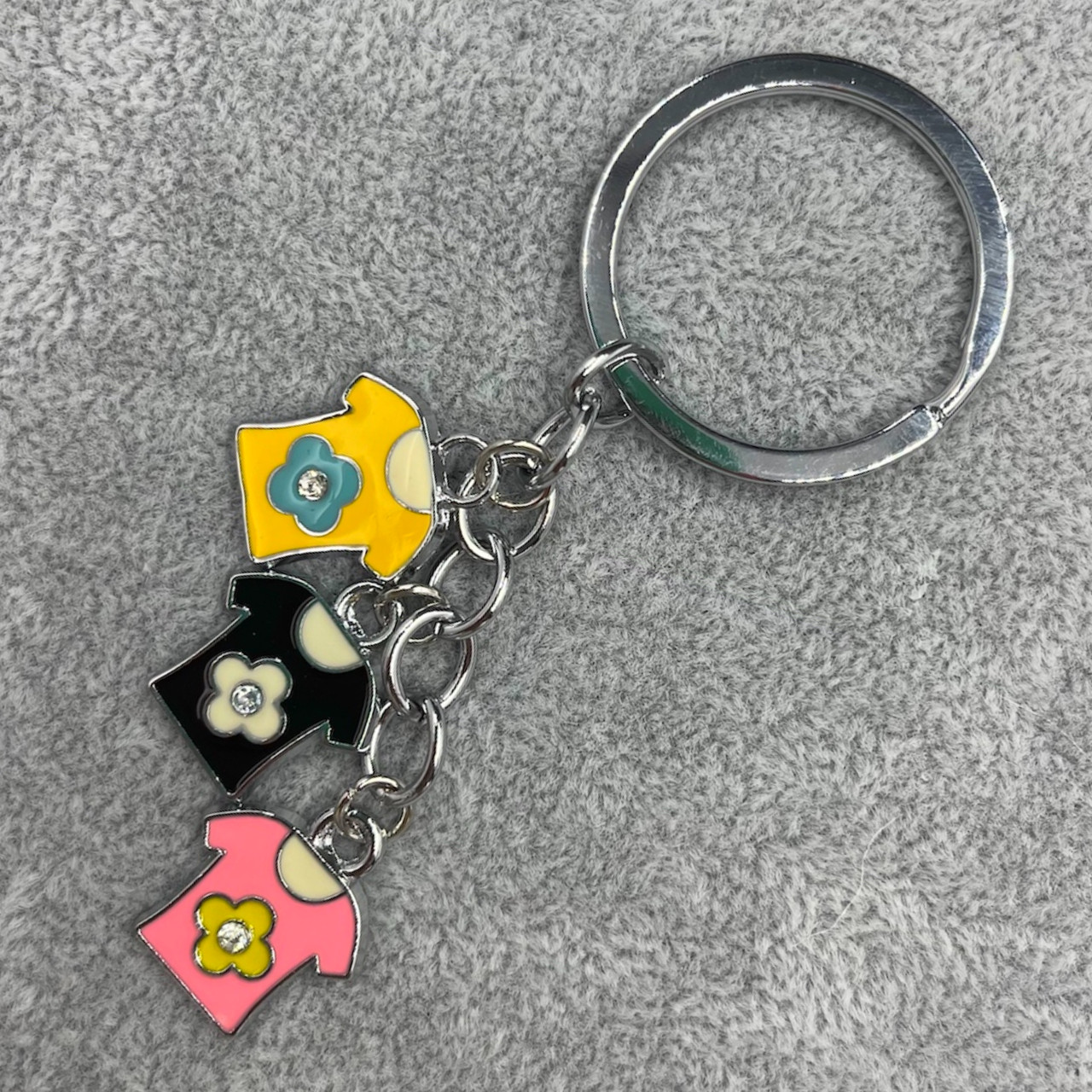 Брелок металевий сріблястого кольору різнобарвні футболочки зі стразами покритий кольоровою емаллю довжина 8,5 см - фото 1 - id-p1697854241