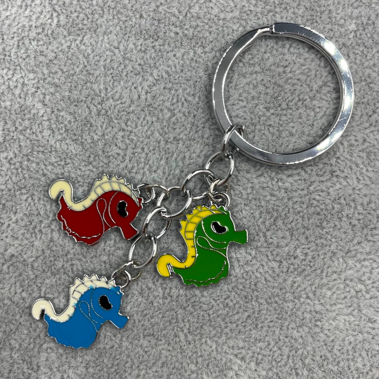 Брелок металевого сріблястого кольору різнобарвні морські ковзани покритий кольоровою емаллю довжина 8,5 см - фото 1 - id-p1697857035