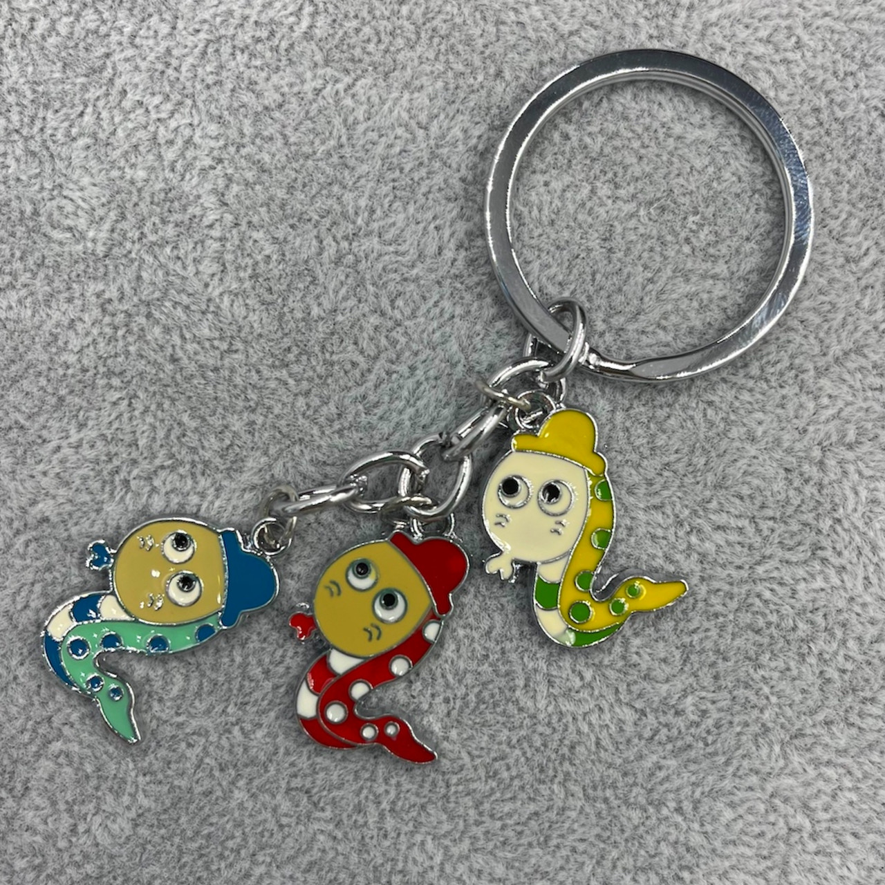 Брелок металевого сріблястого кольору різнобарвні морські ковзани покритий кольоровою емаллю довжина 8,5 см - фото 1 - id-p1697857445