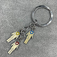 Брелок металевого сріблястого кольору, різнобарвні три костюми покриті кольоровою емаллю завдовжки 9,5 см